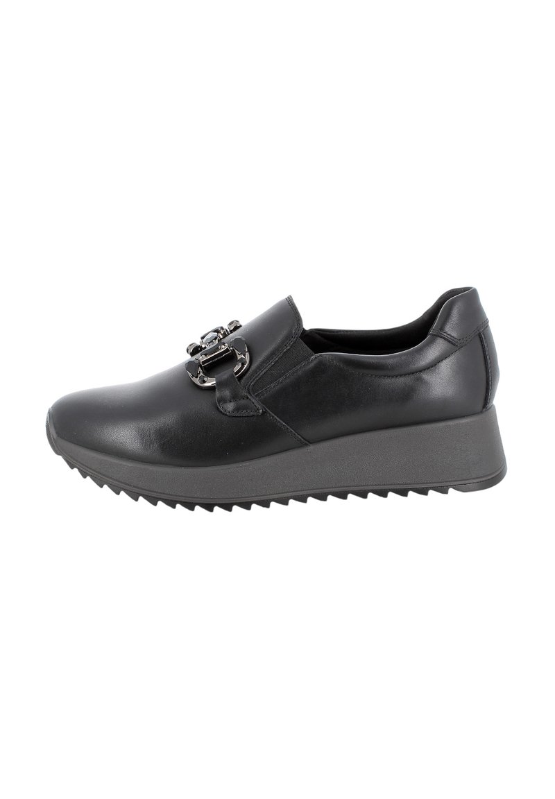 Scarpe slip-on in pelle nera con suola in gomma a zeppa, dotate di una fibbia decorativa sul lato e una superficie liscia e lucida.