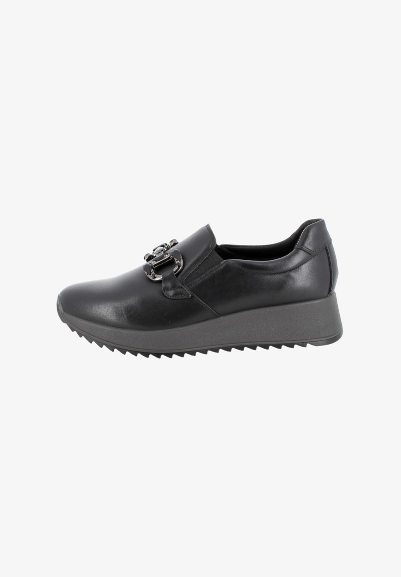 Scarpe slip-on in pelle nera con suola in gomma a zeppa, dotate di una fibbia decorativa sul lato e una superficie liscia e lucida.