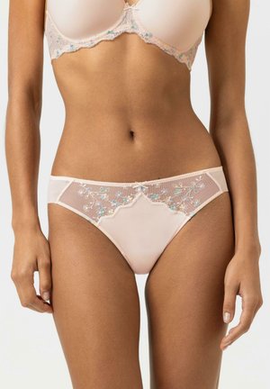 Ensemble de lingerie rose clair comprenant un soutien-gorge et une culotte assortie. La culotte présente des côtés en maille transparente avec une broderie florale et des bords festonnés.