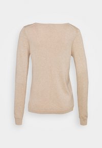 Pull beige à manches longues en maille douce. Il présente un col arrondi et un subtil détail de couture verticale au dos. Texture lisse.