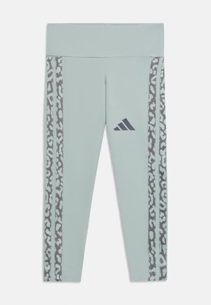 Hellgrüne sportliche Leggings mit Animal-Print-Seitenstreifen und einem schwarzen Adidas-Logo am linken Oberschenkel.