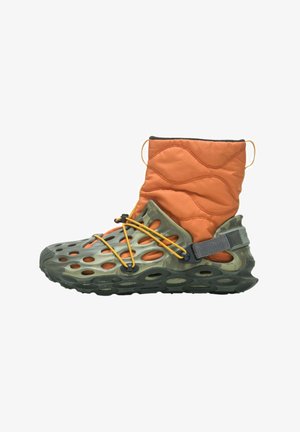 Bot met een oranje, gewatteerde bovenkant en een olijfgroene, geperforeerde rubberen onderkant. Voorzien van gele veters en een zwarte verstelbare riem.