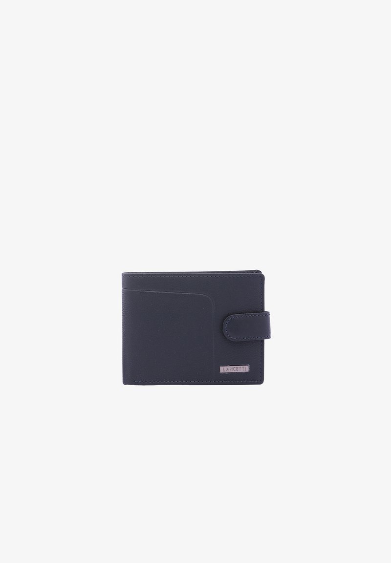 Zwarte leren bifold-portemonnee met drukknoopsluiting en een klein metalen logo plaatje rechtsonder op de voorkant.