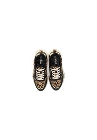 Zapatillas con estampado de leopardo y detalles en negro, cordones blancos y una suela gruesa. Presentan un cuello acolchado y un logo en la plantilla.