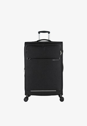 Maleta negra con ruedas hecha de tela resistente. Cuenta con un bolsillo frontal con cremallera, detalles en plata y cuatro ruedas giratorias silenciosas para una mejor movilidad.