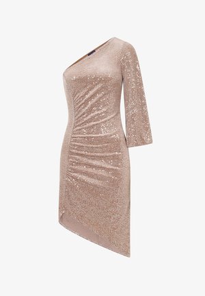 Kullutusheinä, jossa on hilekoristelu, pehmeää beigeä; siinä on kokoontunut vyötärökoristelu ja epäsymmetrinen helma. Koko heinä on sileä tekstuuri.