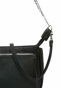 Schwarze Lederhandtasche mit strukturiertem Finish, silbernem Reißverschluss und abnehmbarem Kettenriemen für Vielseitigkeit. Kompaktes Design mit minimalem Hardware.