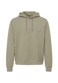 Trui met capuchon in gedempte olijfgroene kleur, gemaakt van gestructureerde stof. Voorzien van een kangeroezak aan de voorkant en grijze trekkoorden met een logo op de borst.