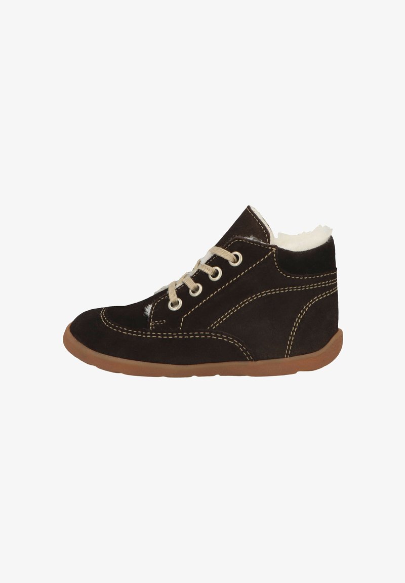 Braune Wildleder-Stiefelette mit weißem Fellfutter, beigen Schnürsenkeln, Nähten und einer Gummisohle. Abgerundete Zehenpartie und seitliches Panel-Design.