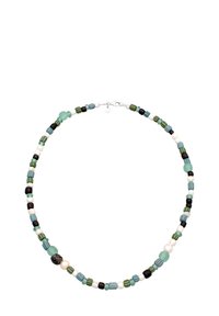 Perlekæde med varierende nuancer af grøn, blå, sort og hvid i forskellige former og teksturer, afsluttet med en sølvlås.