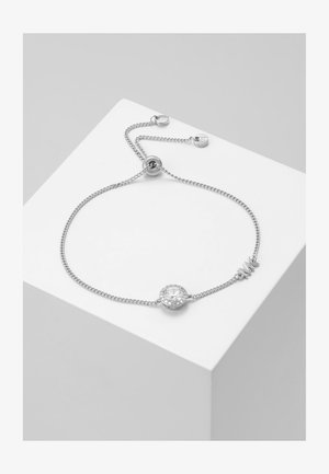 Bracelet en chaîne en argent avec une pierre claire ronde centrale sertie dans un chaton texturé, dotée d'une fermeture coulissante ajustable et de détails d'accent.
