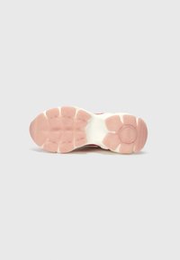 Suela de zapato con una base blanca y secciones de goma rosa. Presenta un patrón texturizado para agarre y secciones redondeadas para flexibilidad.