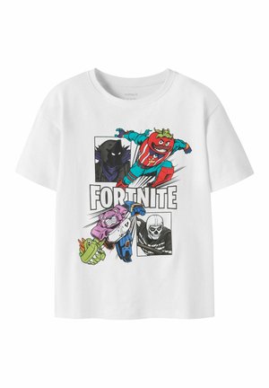 Hvid T-shirt med farverige Fortnite-figurer: tomathovedet superhelt, mørk hætteklædt skikkelse, robotarme og skeletmaske-karakter.