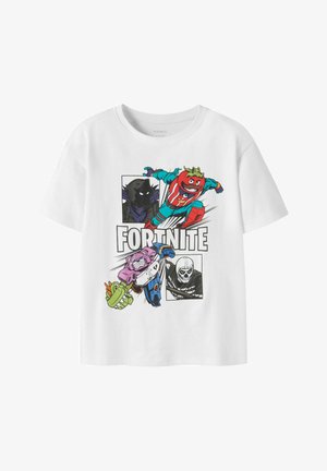 T-shirt blanc avec des personnages colorés de Fortnite : super-héros à tête de tomate, silhouette sombre à capuche, bras robotiques, et personnage masqué de squelette.