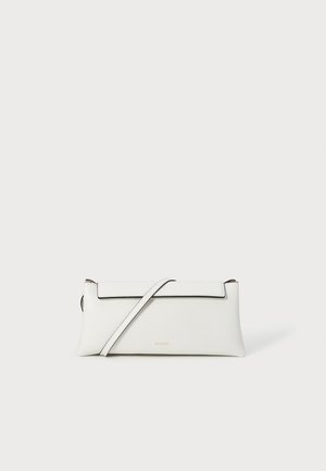 Bolso de mano de cuero blanco con una textura suave, forma plana, cierre de cremallera y correa delgada. Presenta un borde negro contrastante y un logo sutil.