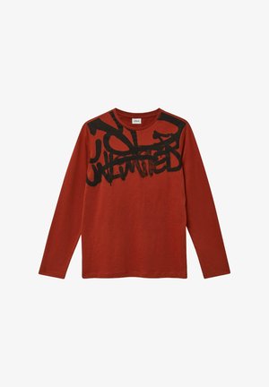 Rode T-shirt met lange mouwen van katoen; heeft een zwart graffiti-achtige print op de bovenkant van de voorkant; ronde halslijn en standaard pasvorm.