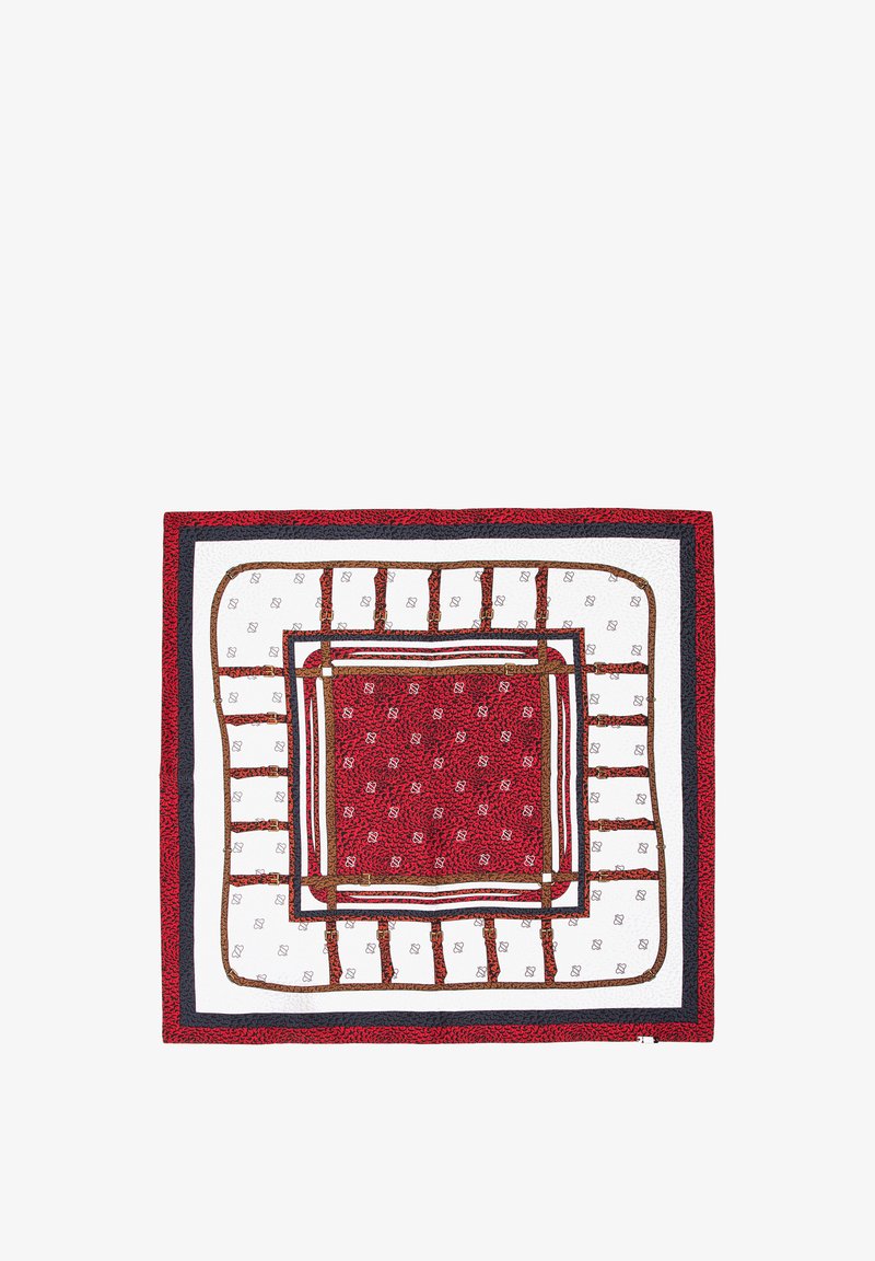 Écharpe en soie de forme carrée. Elle présente des couleurs rouge, blanc et noir, des motifs complexes, et des bordures texturées avec des accents géométriques.
