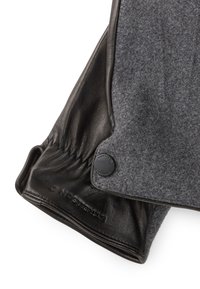 Zwarte leren handschoenen met een grijs vilten paneel. Voorzien van een elastische manchet, een drukknopaccent en een geperst merkteken op het leer.