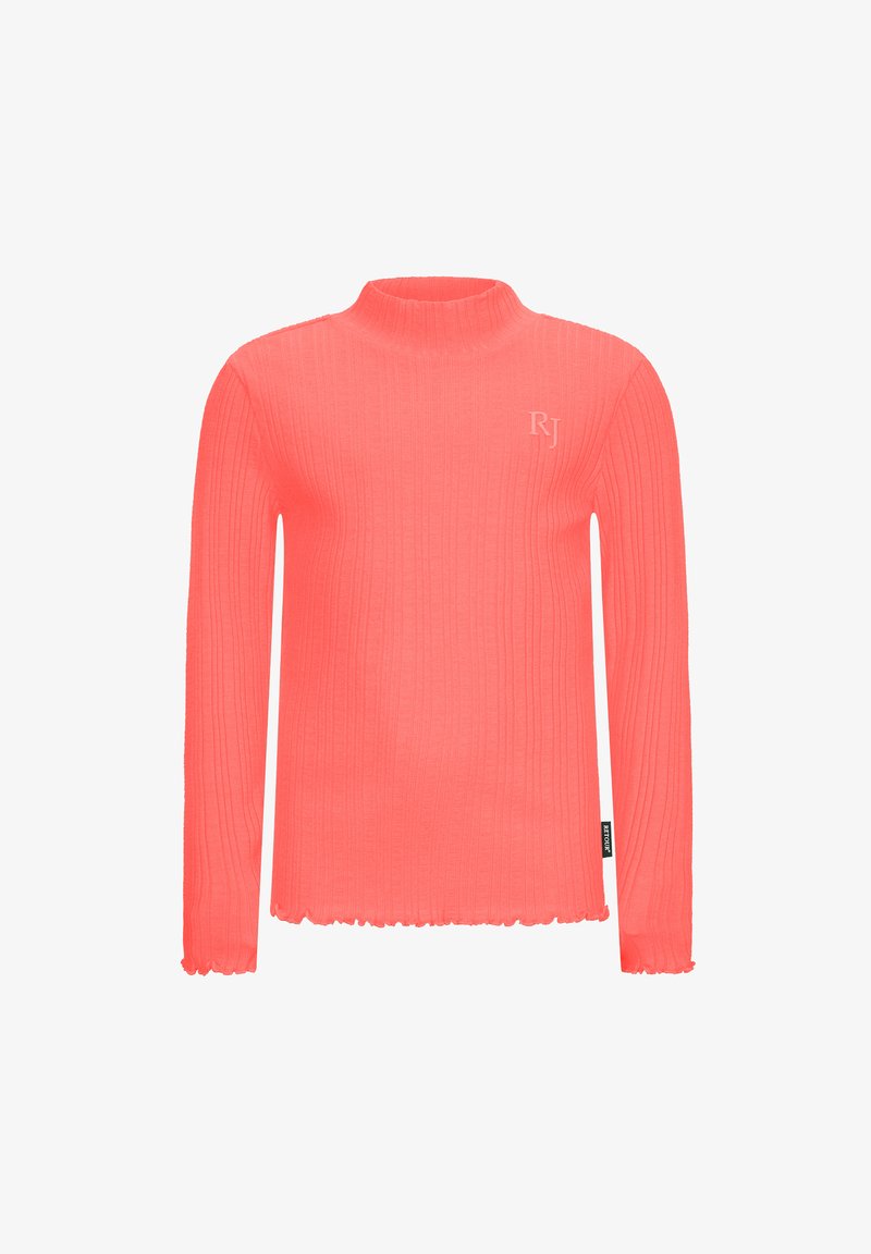 Maglione a maniche lunghe con collo alto di un vivace corallo, texture a costine, orlo con bordo sfilacciato, caratterizzato da un piccolo logo "RJ" nell'angolo superiore sinistro.