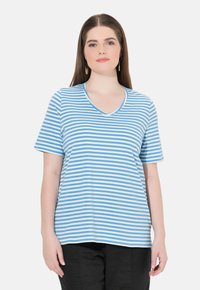 Modré a bílé pruhované tričko s krátkým rukávem a V-krkem. Vyrobeno z měkké tkaniny s volným střihem, má rovný spodní lem a krátké rukávy.