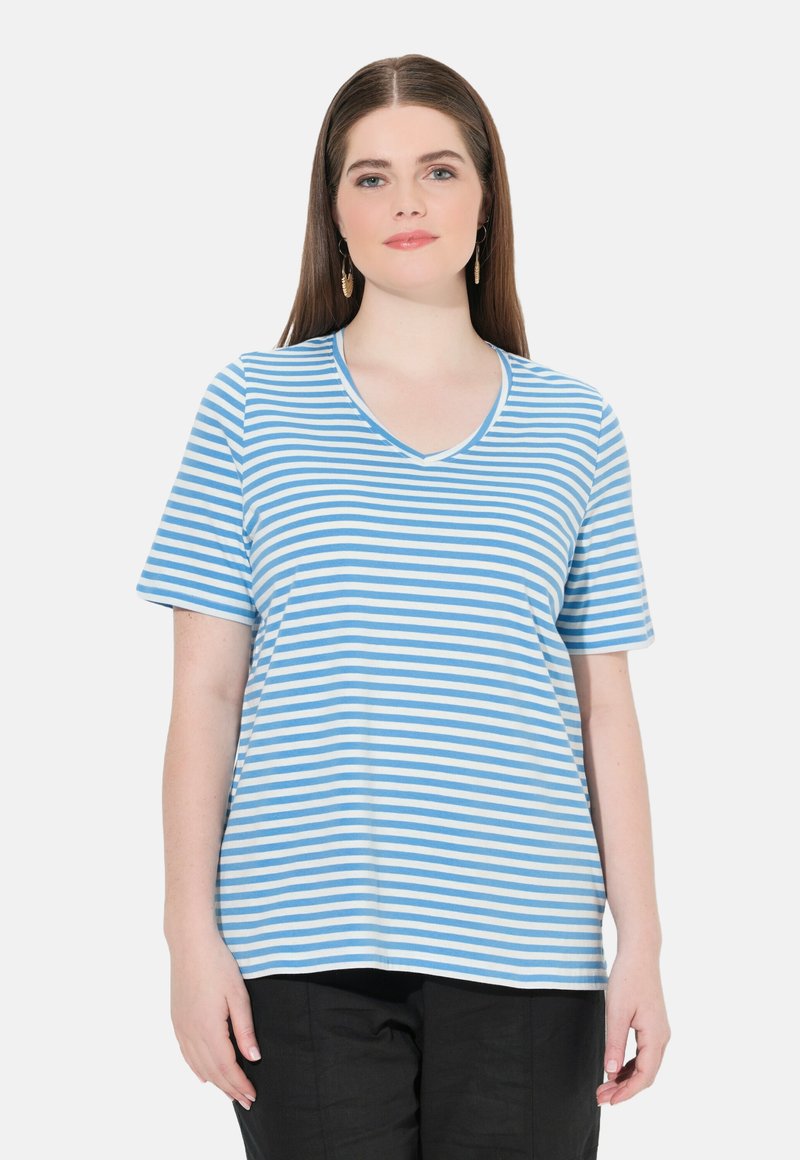 Modré a bílé pruhované tričko s krátkým rukávem a V-krkem. Vyrobeno z měkké tkaniny s volným střihem, má rovný spodní lem a krátké rukávy.