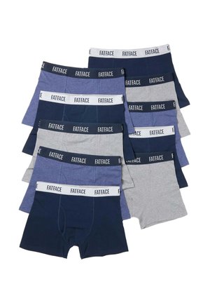 Zehn Paar Herrenboxershorts in Navy, Grau und Blau mit gebrandeten Taillenbändern mit der Aufschrift FATFACE, in einem geschichteten Flatlay angeordnet.