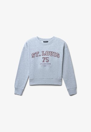 Felpa grigia corta con maniche lunghe, con la scritta maroon "ST. LOUIS 75 ATHLETIC LEAGUE" e una firma sottostante. Tessuto morbido.