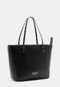 Fekete bőrből készült válltáska két fogóval, arany színű díszítésekkel és logóval. Sima textúra, téglalap alakú és felső cipzárral záródik.