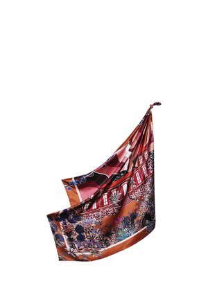 Foulard en soie avec motifs floraux et un motif de bâtiment dans des nuances de marron, rose, rouge et bleu, noué à un coin.