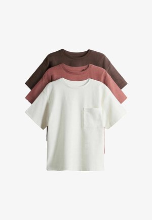 Drei kurzärmelige Rundhalsahemden übereinander gestapelt, Farben Braun, Staubrosa und Weiß mit einer Brusttasche am weißen Shirt.