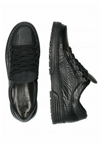 Baskets en cuir noir avec finition texturée, bout rond, design à six œillets avec lacets, semelle intérieure rembourrée et semelle en caoutchouc avec détails antidérapants.