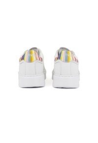 Sneakers bianchi con finitura in pelle liscia, dotati di un motivo a strisce multicolore sul tallone e di un logo in testo bianco.