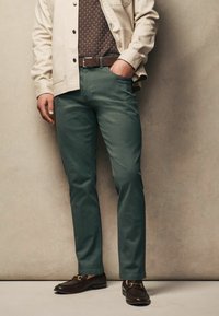 Next BELTED PRINTED STYLE SLIM FIT - Pantaloni - sage green
