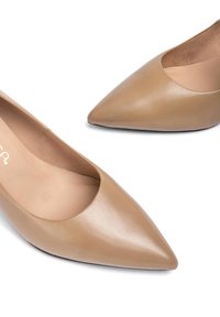 Décolleté in pelle beige a punta con una texture liscia, caratterizzate da un collo basso e una morbida fodera interna.