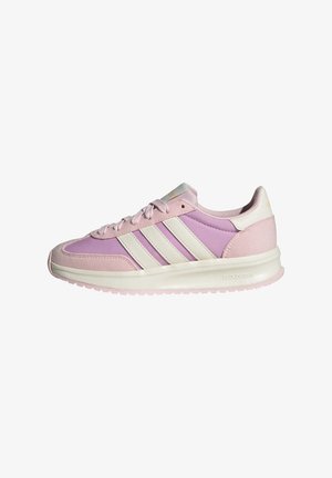 Różowe i lawendowe sneakersy z połączeniem gładkich i teksturowanych materiałów, trzema białymi paskami oraz podeszwą Cloudfoam.