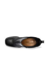 Botín negro de tobillo hecho de cuero suave, con punta redondeada, lengüeta y costuras sutiles. El interior es de color marrón claro con una marca grabada.