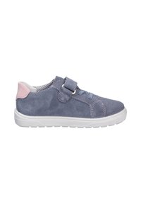 Sneakers in suede blu con accento rosa sul tallone. Dotati di una fascia in Velcro e un design con lacci, montati su una suola in gomma bianca.