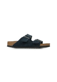 Marine suède sandalen met twee instelbare gespen, kurk tussenzool en rubberen buitenzool met een gestructureerd zigzagpatroon langs de rand.