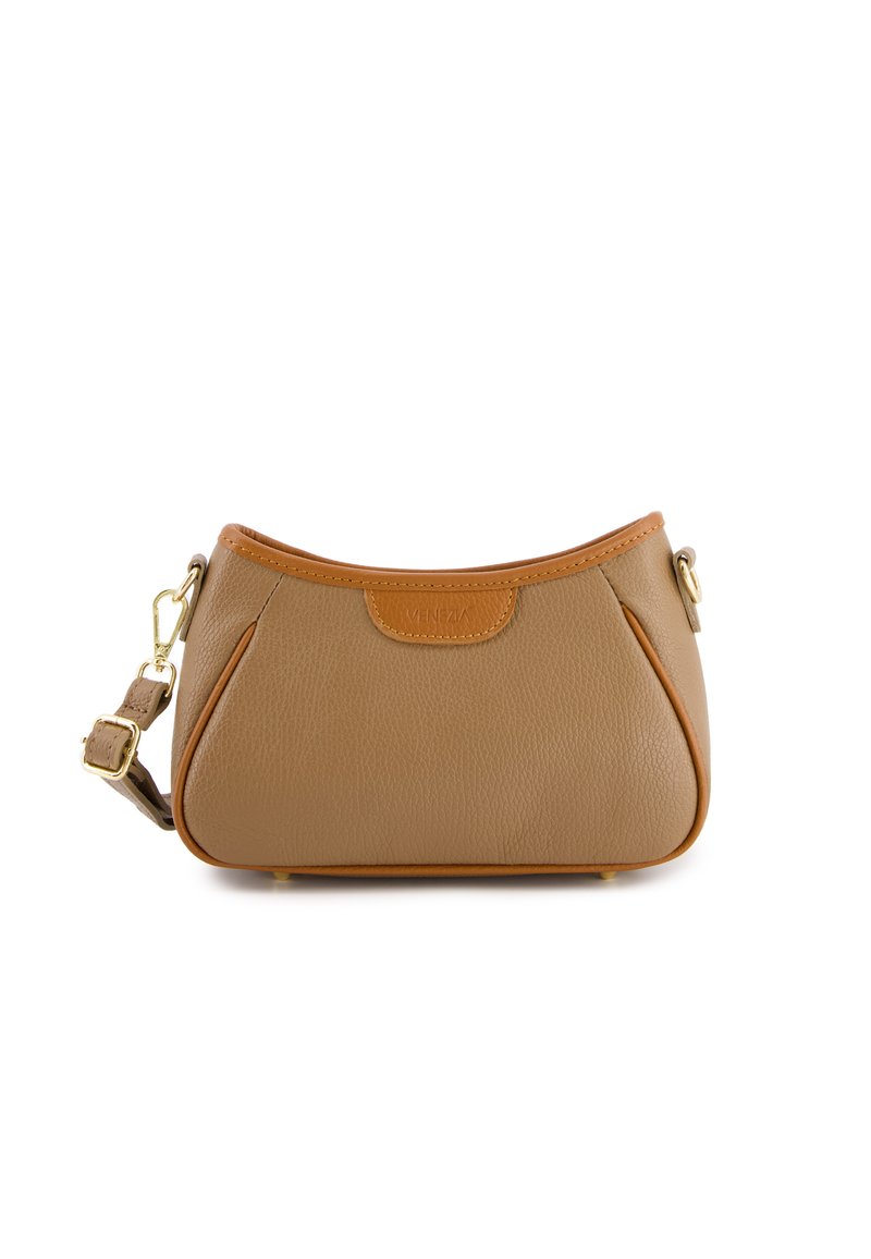 Tasche aus hellbraunem Leder mit geschwungenem Design, kontrastierenden braunen Akzenten, goldfarbenen Beschlägen und verstellbarem Tragriemen. Strukturiert Oberfläche mit sichtbaren Nähten.
