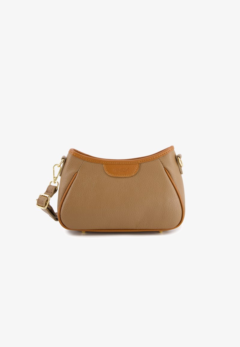 Tan leren handtas met een gebogen ontwerp, contrasterende bruine accenten, gouden hardware en een verstelbare schouderband. Textuur met zichtbare stiksels.