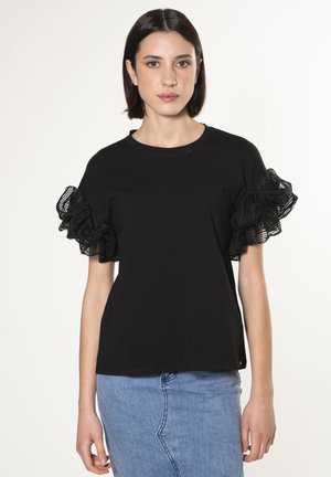 T-shirt nero a maniche corte con dettagli in pizzo arricciato sulle maniche. Collo rotondo semplice, tessuto morbido e vestibilità rilassata.