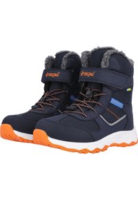 Marineblaue Kinderstiefel mit grauem Kunstpelzfutter, orangefarbenen Akzenten und einem Klettverschluss. Strapazierfähiges Material mit einer strukturierten Gummisohle.
