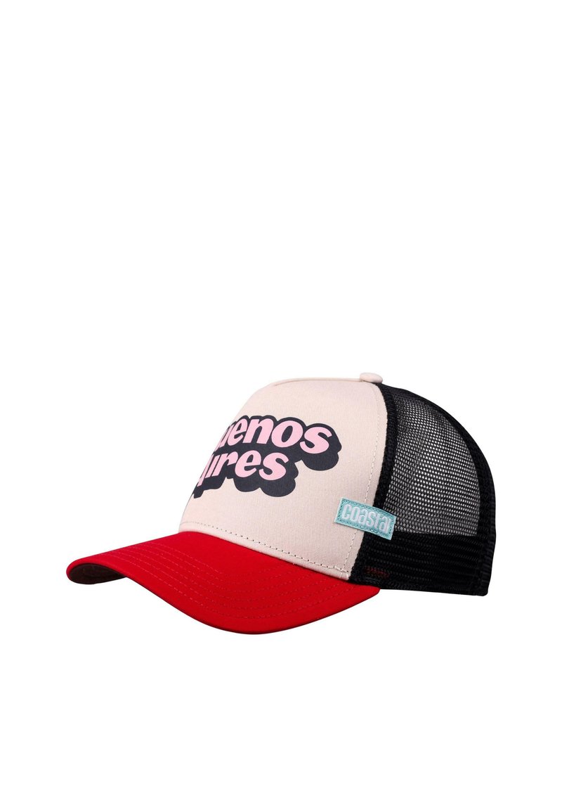 Truckerkappe mit einer cremefarbenen Front, rohem Visier und schwarzen Mesh-Seiten. Sie verfügt über "buenos aires" in bunten Buchstaben und einem hellblauen Logo-Tag.