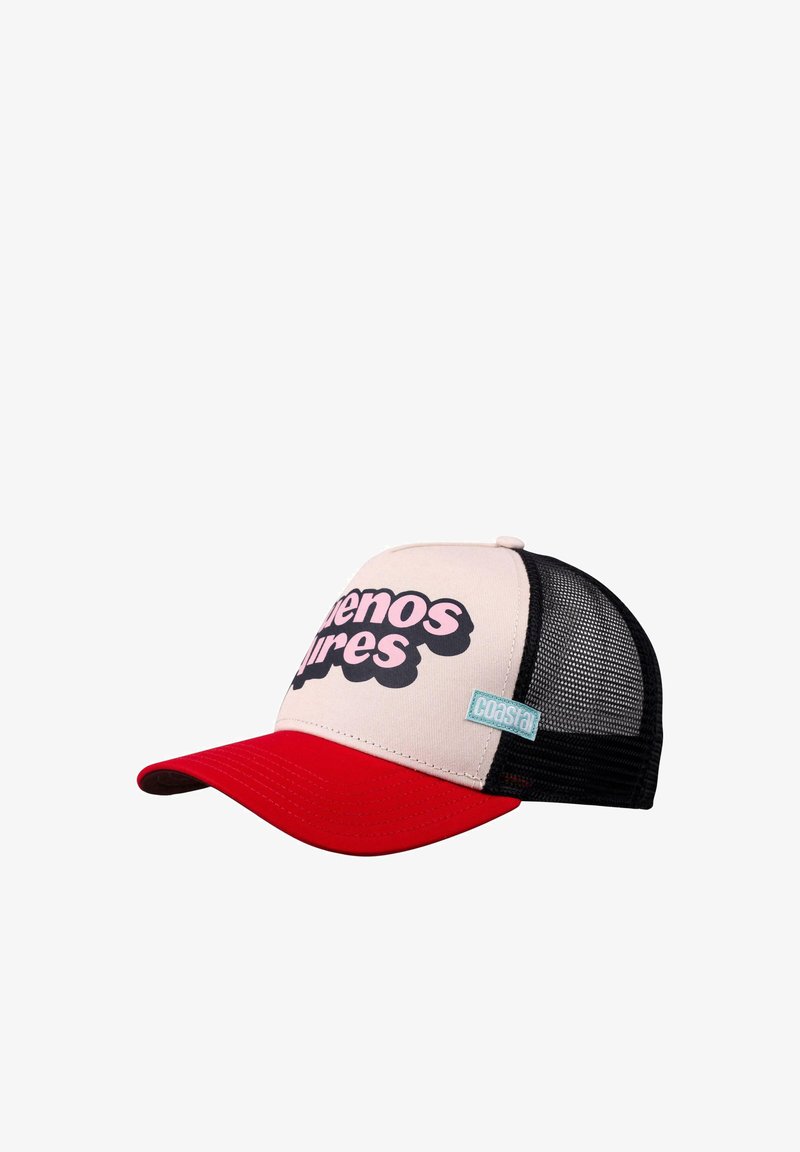 Cappellino da camionista con la parte anteriore color crema, visiera rossa e lati in rete nera. Presenta la scritta "buenos aires" in lettere a bolle e un'etichetta con logo azzurro.