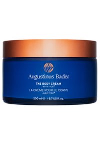 Blå glasbeholder med en bred bronze låg. Etiketten siger "The Body Cream" med TFC8. Kapacitet: 200 ml (6,7 fl. oz.). Glat tekstur.