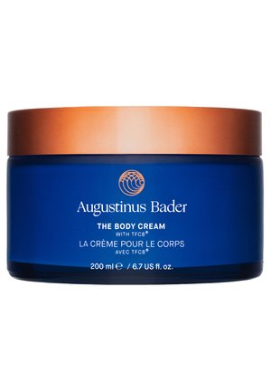 Blaues Glasgefäß mit einem breiten Bronzekorken. Das Etikett trägt die Aufschrift "Die Körpercreme" mit TFC8. Kapazität: 200 ml (6,7 fl. oz.). Glatte Textur.