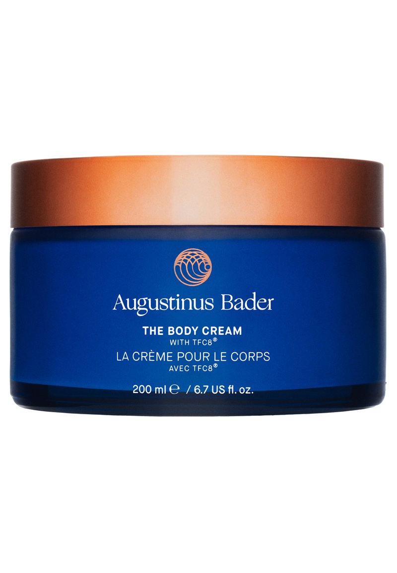 Barattolo di vetro blu con un ampio coperchio di bronzo. L'etichetta dice "La Crema Corpo" con TFC8. Capacità: 200 ml (6,7 fl oz). Texture liscia.