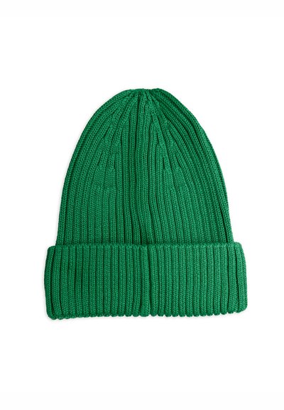 Zaļš adīts cepure ar ribotu tekstūru, ar salocītu aproci un vertikālām līnijām visā virsmā. Mīksts, silts materiāls.