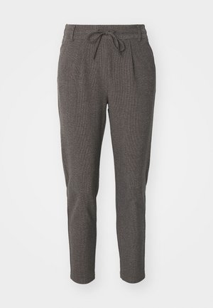 Graue, strukturierte Hose mit einem Kordelzugbund, schmal zulaufenden Beinen und vorderen Falten für zusätzliche Details. Leichter Stoff, geeignet für die Freizeit.