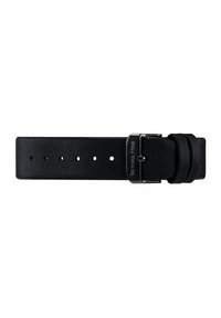 Correa de reloj de cuero negro con un acabado texturizado, que presenta una hebilla de plata y agujeros para ajuste. Nombre de la marca grabado en la hebilla.